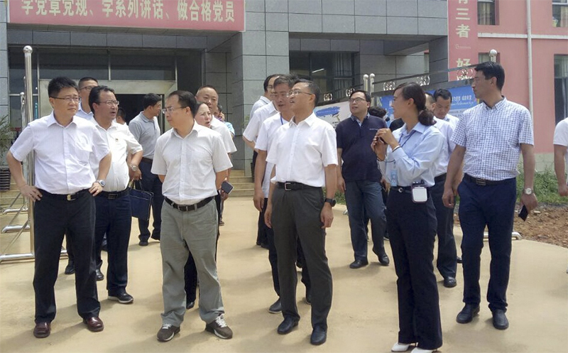 貴 州 省 人 大 常 委 會(huì) 副 主 任 、 秘 書 長(zhǎng) 陳鳴明（前排中），赫章縣委副書記、縣長(zhǎng)胡海 （前排左二），副縣長(zhǎng)唐瑜等領(lǐng)導(dǎo)到我校調(diào)研。